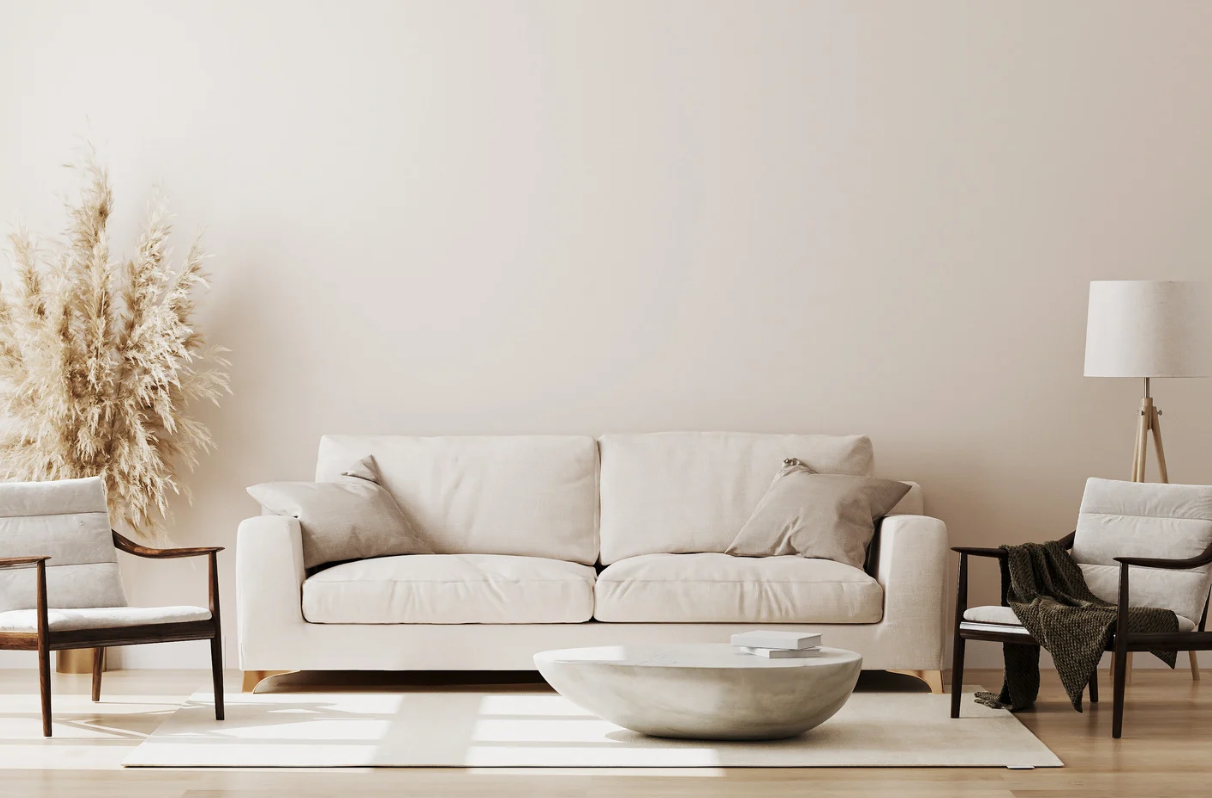 Aufgeräumte Kommode mit Vase und gefalteten Pullovern, Online-Workshop Zuhause vom Chaos zur Wohlfühloase